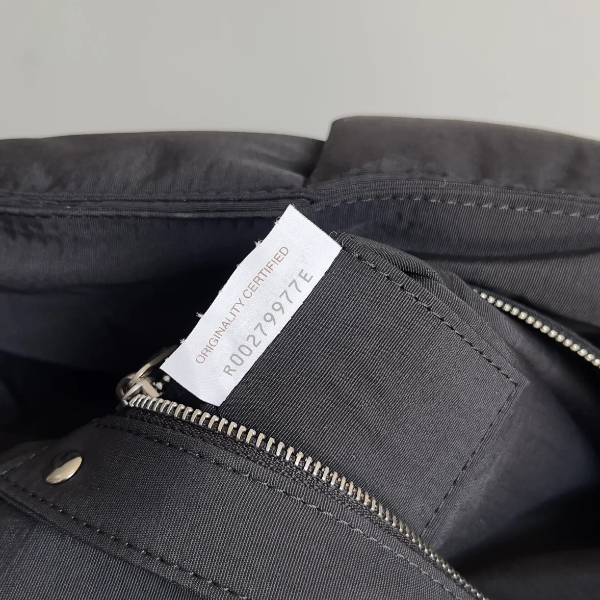 Batch 1520 B🏠The latest nylon crossbody bag has been shipped🔥🔥 It has a stylish and dynamic appearance, comfortable touch, and practical capacity. The previous six compartments could not hold a mobile phone📱, but this time the six compartments can not only accommodate it📱 but also a lot. It is invincibly light and is like carrying a flower☁️ on your back. It is soft and soft. Style number: 743623 Size: 38*11*24cm